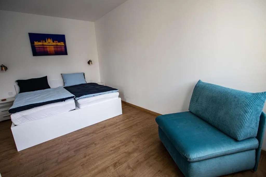 Flat Margaret hálószoba franciaággyal és kék fotellel