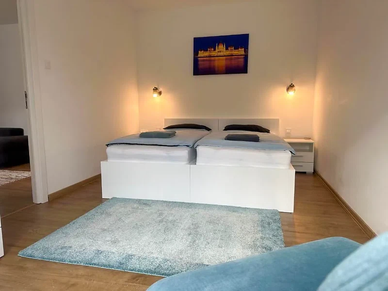 Világos hálószoba kék ülőbútorral a Flat Margaret apartmanban