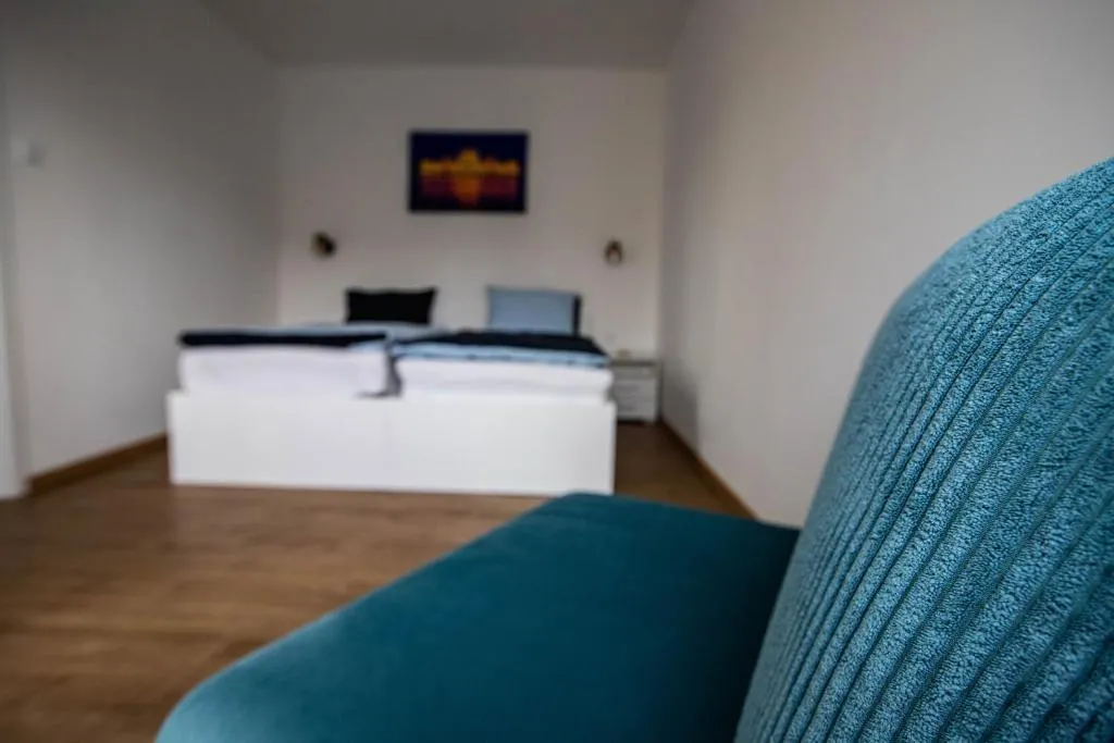 Flat Margaret kék fotel részlet a hálószobában