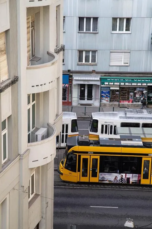 Villamos a Margit körúton a Flat Margaret közelében